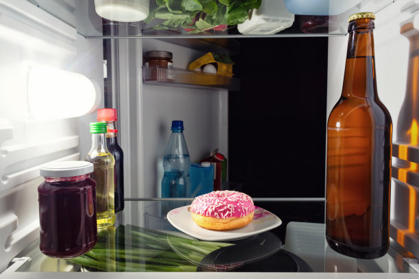 冰箱里的甜甜圈图片下载