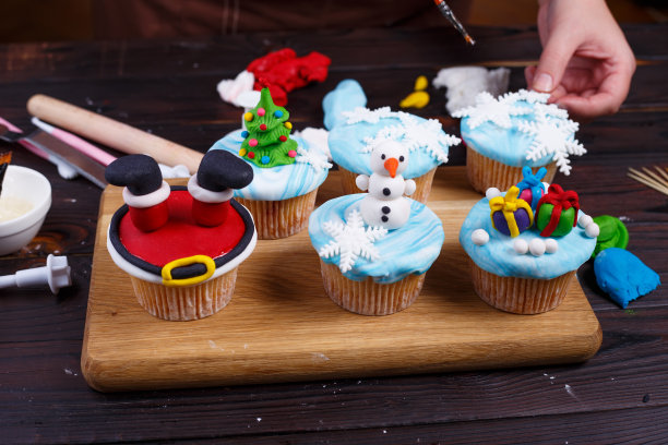 圣诞庆祝会点心。女人手装饰的特写图片下载