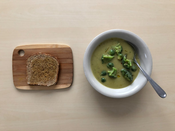 素食豌豆汤配全麦吐司图片下载