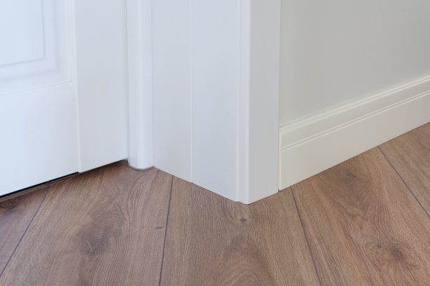 在角落里成型。仿橡木纹理的层压板墙图片下载