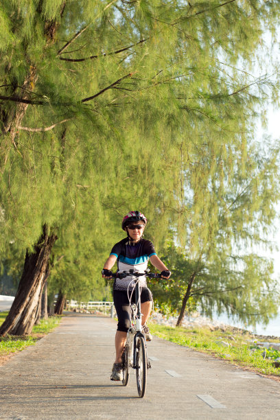 年长的亚洲妇女骑自行车图片下载