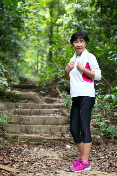 亚洲妇女徒步在丛林图片下载