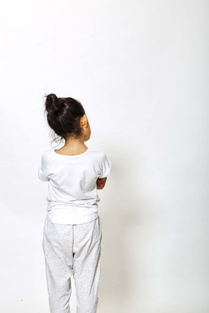 小女孩看墙的背影图片下载