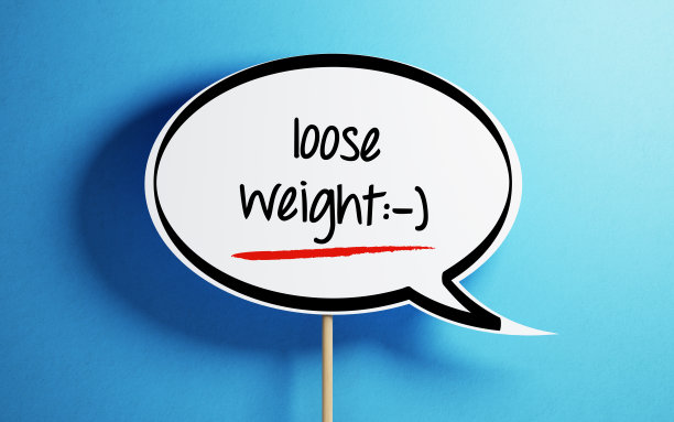 白色聊天气泡与木制的棍子在蓝色的背景图片下载