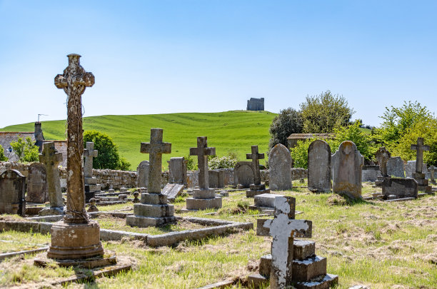 圣尼古拉斯教堂的坟墓，远处是圣凯瑟琳教堂素材图片