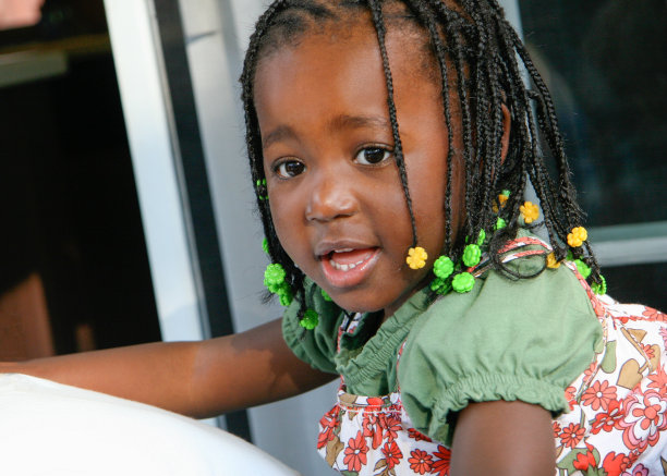 小女孩在院子里玩图片下载