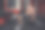 一个在健身俱乐部拿着哑铃的男人。素材图片