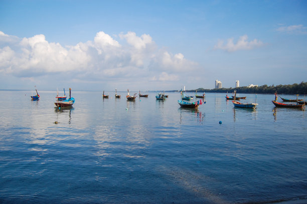 长尾船在蓝色的海洋和白云。图片下载
