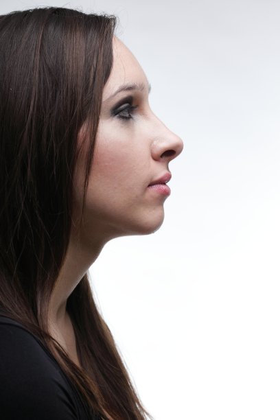 一个漂亮的黑发年轻女人的肖像图片下载