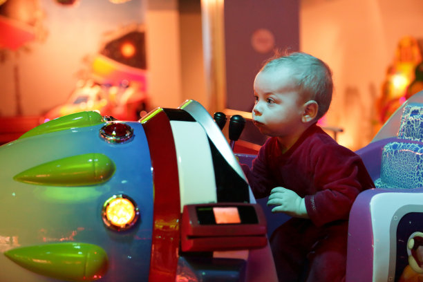 宝宝在玩电玩机图片下载