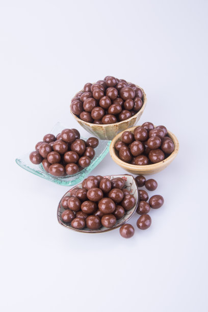 巧克力球。背景是巧克力球。图片下载