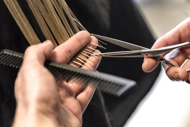 近距离剪头发素材图片