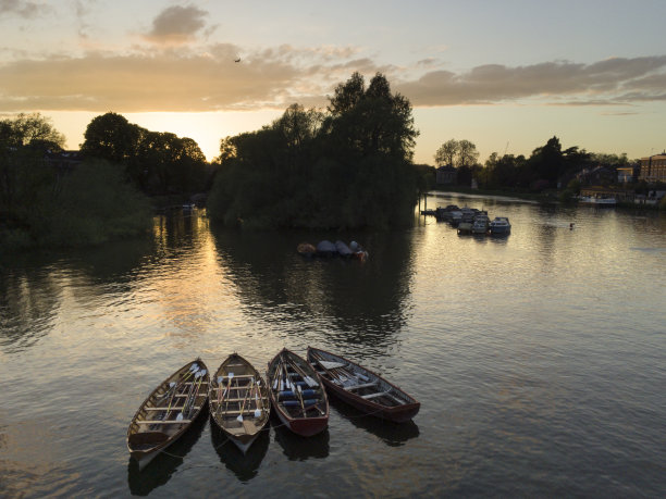 英国里士满泰晤士河上的暮色图片下载