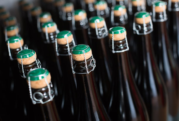 架子上的酒瓶图片下载