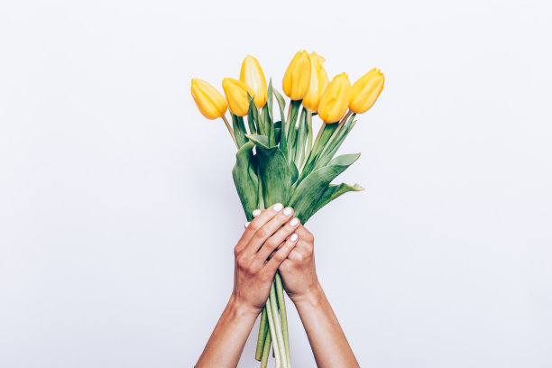 女性手上拿着一束修指甲的花图片下载
