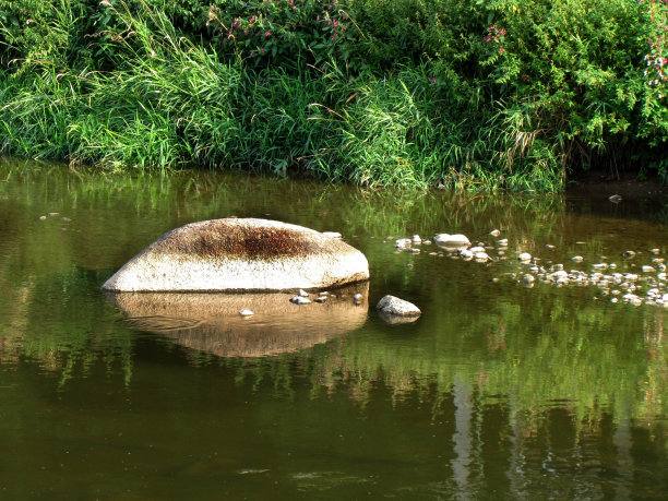 石头在河里，有一块岩石突出水面图片下载