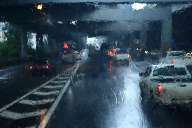 风雨天气打在挡风玻璃上。视觉障碍收费公路上能见度差的车辆。图片下载