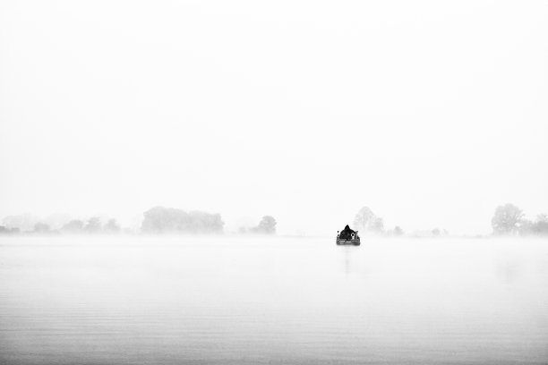 有雾的早晨的船屋图片下载