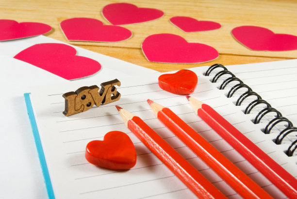 图片信封，笔记本，铅笔和纸心在木桌上的特写图片下载