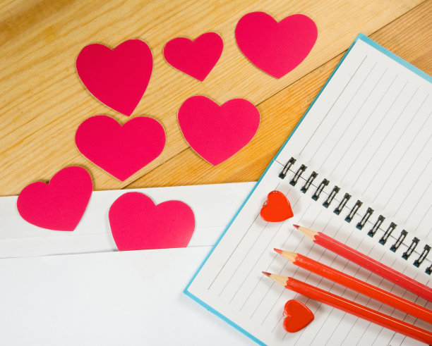 图片信封，笔记本，铅笔和纸心在木桌上的特写图片下载