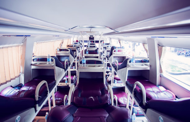 卧铺巴士内部供游客和其他乘客使用图片下载