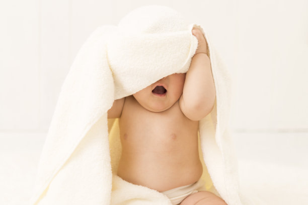 宝宝从浴缸里出来了。图片下载