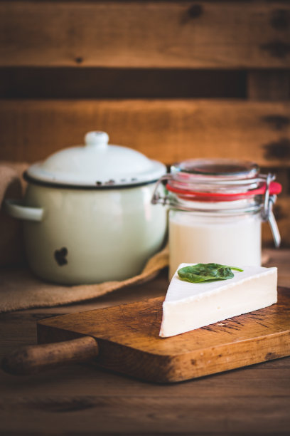 切菜板上放一份布里干酪图片下载