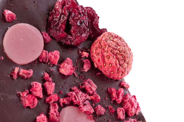 草莓巧克力，微距照片与一片草莓和覆盆子。草莓和覆盆子巧克力片图片下载