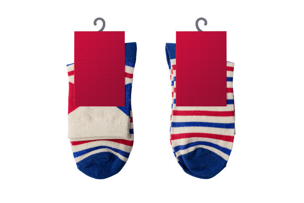 白色背景上的新袜子。五颜六色的袜子与红色标签为您的设计图片下载