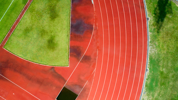 体育场的跑道，颜色是橙色的砖，高角度的无人机观看。图片下载