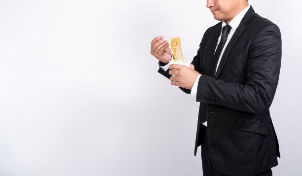 商务人员在会议桌上吃面条团队在办公室工作，白皮书是文件计划总结报告，拷贝空间背景是白色孤立的。图片下载