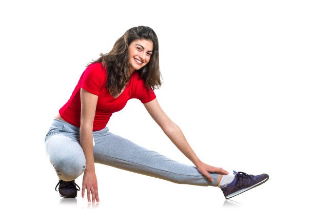 美丽的黑发少年穿着红衬衫正在锻炼，白色的背景图片下载