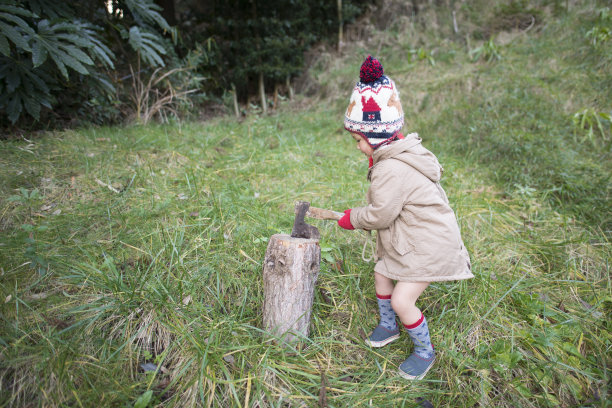 小女孩劈柴图片下载
