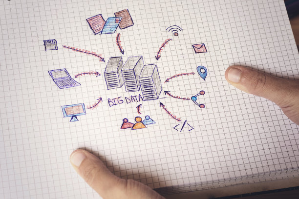 手握笔记本的女人的大数据处理和存储的概念:用户，设备和文件传输图片下载