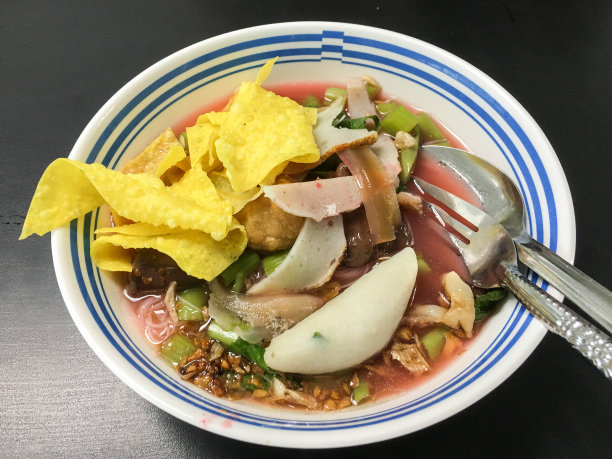 颜大佛，泰式汤面，配上鱼丸，酥脆的馄饨皮，还有特制的红酱图片下载