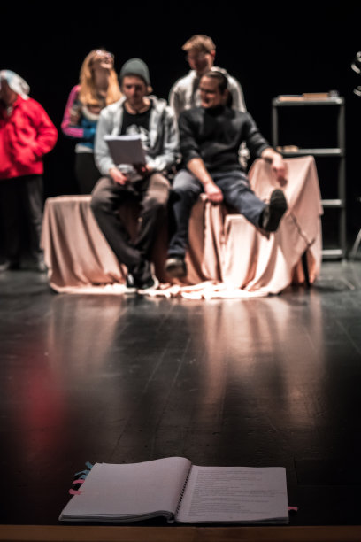 戏剧剧本在舞台上排练图片下载