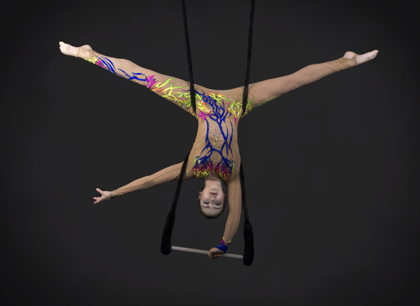 空中杂技演员在空中飞行图片下载
