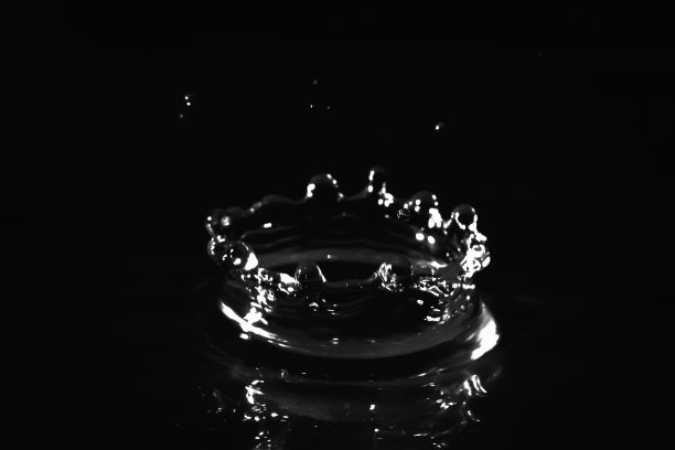 水滴或水波在池塘里荡漾。一波又一波的荡漾图片下载