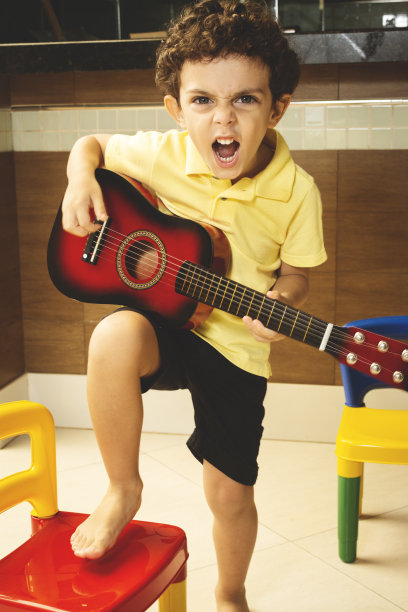小男孩弹吉他图片下载