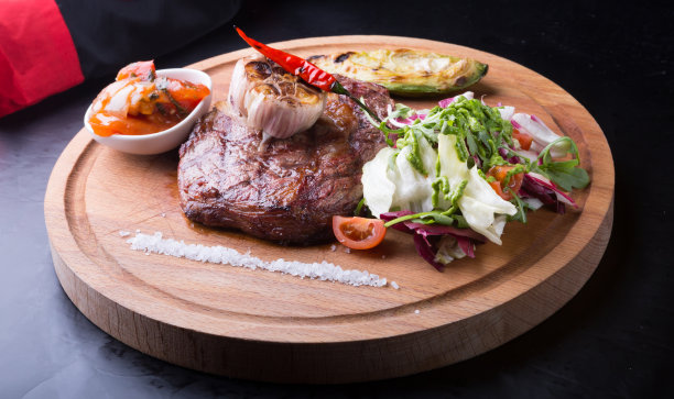 准备好的牛眼牛排图片下载