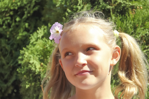 小女孩的肖像和花图片下载