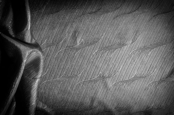 质地、背景、模式。有图案的丝织品。黑色的颜色。像夜晚一样黑暗，像星空一样令人惊叹，把这种黑色的颜色放在黑色金属花织锦上。图片下载