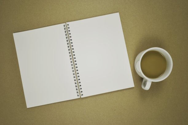 平铺打开最小的工作桌子，笔记本靠近咖啡和复印空间。图片下载