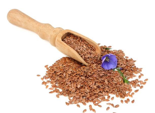 木勺里亚麻籽，花孤立在白色背景上。亚麻籽和亚麻籽。谷物图片下载