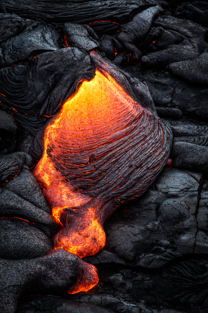 熔岩在夏威夷的大岛上流动图片下载
