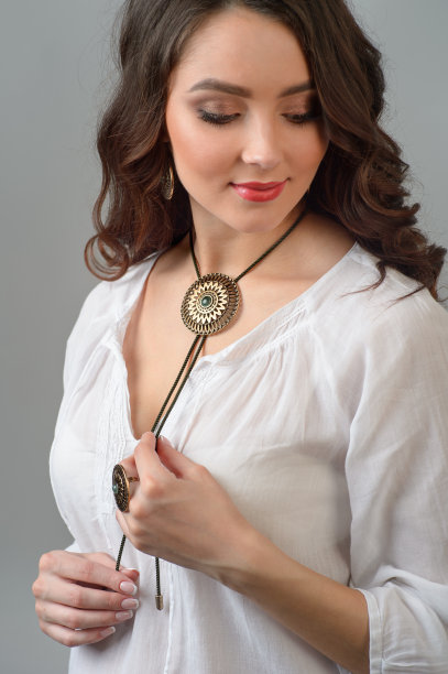 美丽的肖像一个美丽的女孩在项链图片下载