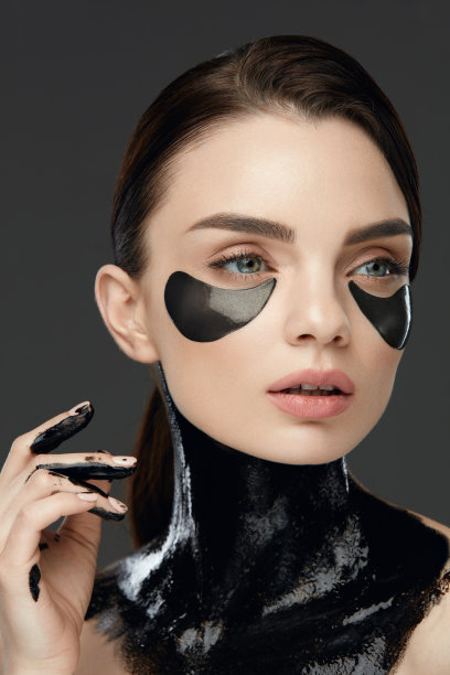 女人脸上带着面具和眼罩。美图片下载