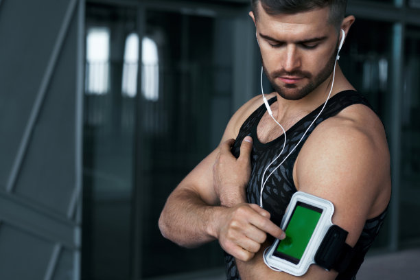 运动和音乐。男人用手机听音乐图片下载