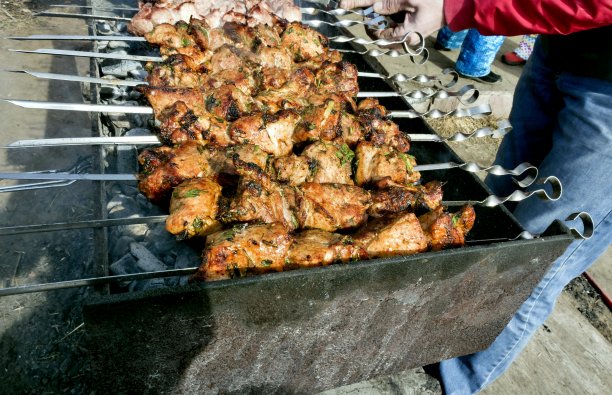 在露天烤架上烤串的肉图片下载