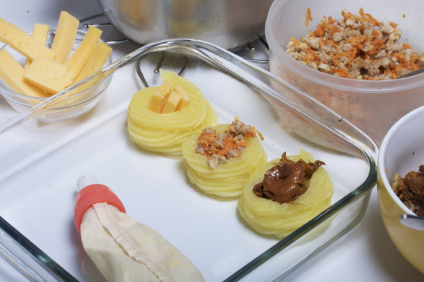 奶酪蘑菇肉馅炸丸子素材图片